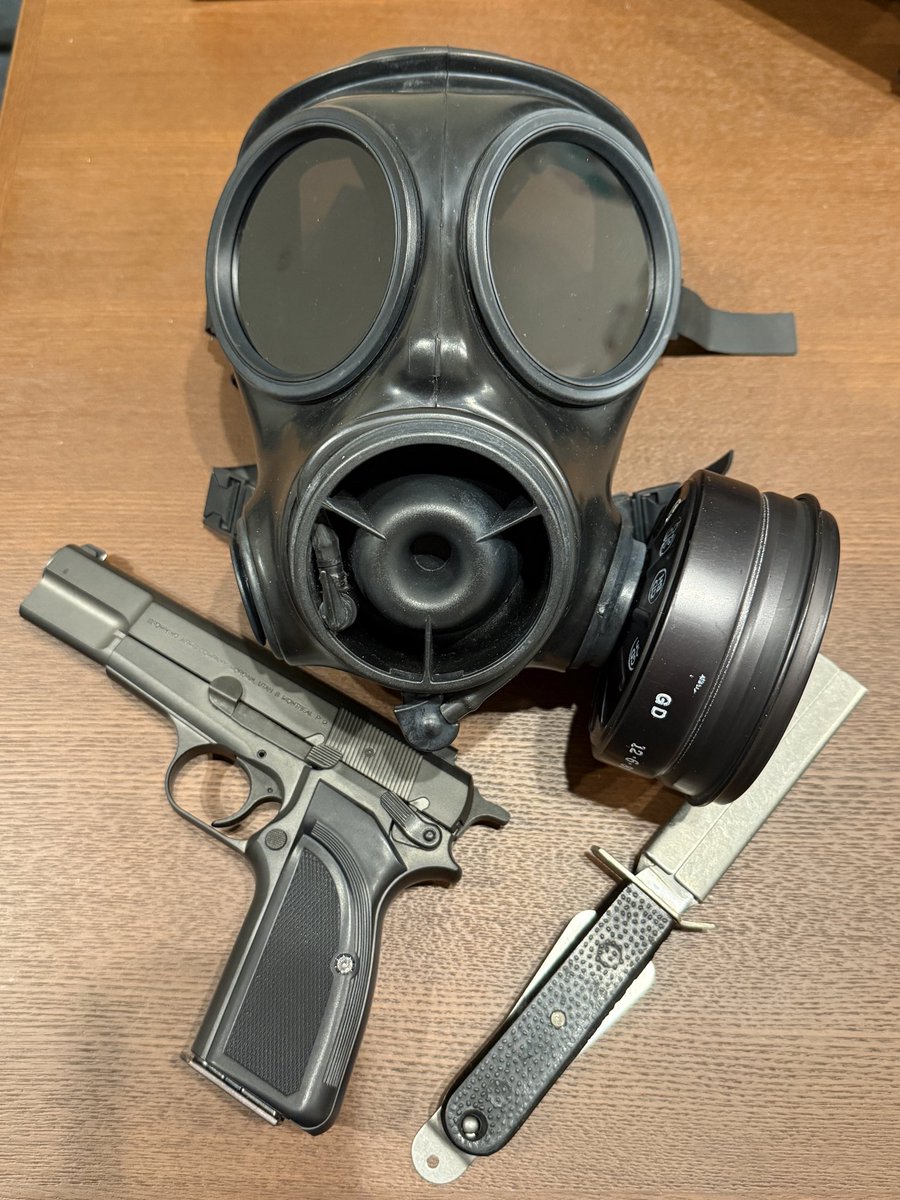 ikezumisan's tweet image. 先々週の誕生日に買った物たち

・2個目S10ガスマスク
・ブローニングハイパワーMK3
・RAFのMK3エマージェンシーナイフ

#SAS
#S10 
#ブローニングハイパワー