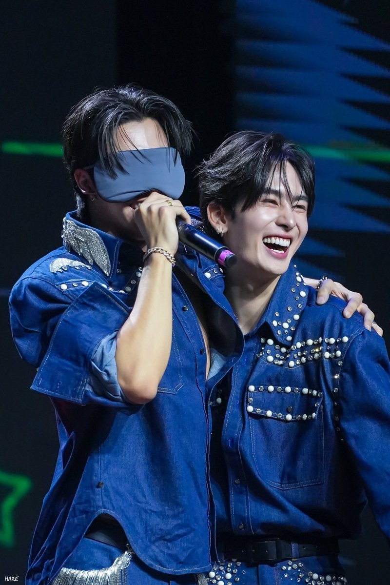 มั่นใจสุดๆ คนนี้แหละ จับๆปุ๊บ คว้าหมับเข้ามากอดเลย โอบไหล่เข้าล็อคพอดีเป๊ะ เซฟโซนอ่ะเนอะ จำได้แน่นอน 

รักกันให้โลกรู้ เขินวุ้ย 🖤🤍✨️

PERTHSANTA P10L VN FANMEET

#Perfect10LinersFMinVietnam 
#PerthTanapon #Santapp