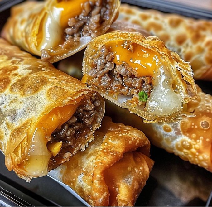 FoodPleaser's tweet image. Philly Cheesesteak Egg Rolls 🧀