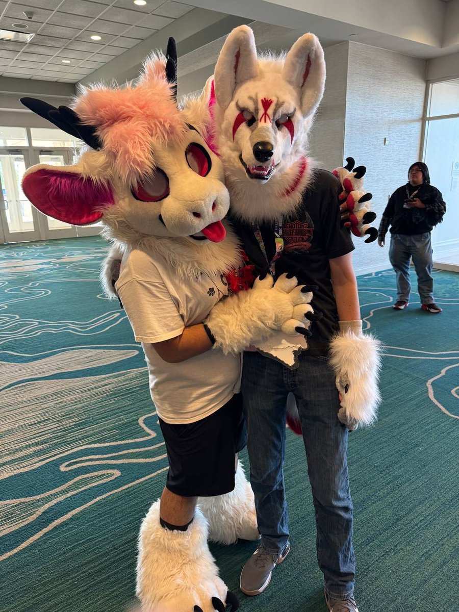 Had a great first day at #ACFI. Got to meet many cuties including <a href="/SkullFugg/">Momochi</a>. Was my first time wearing my new suit at a con.