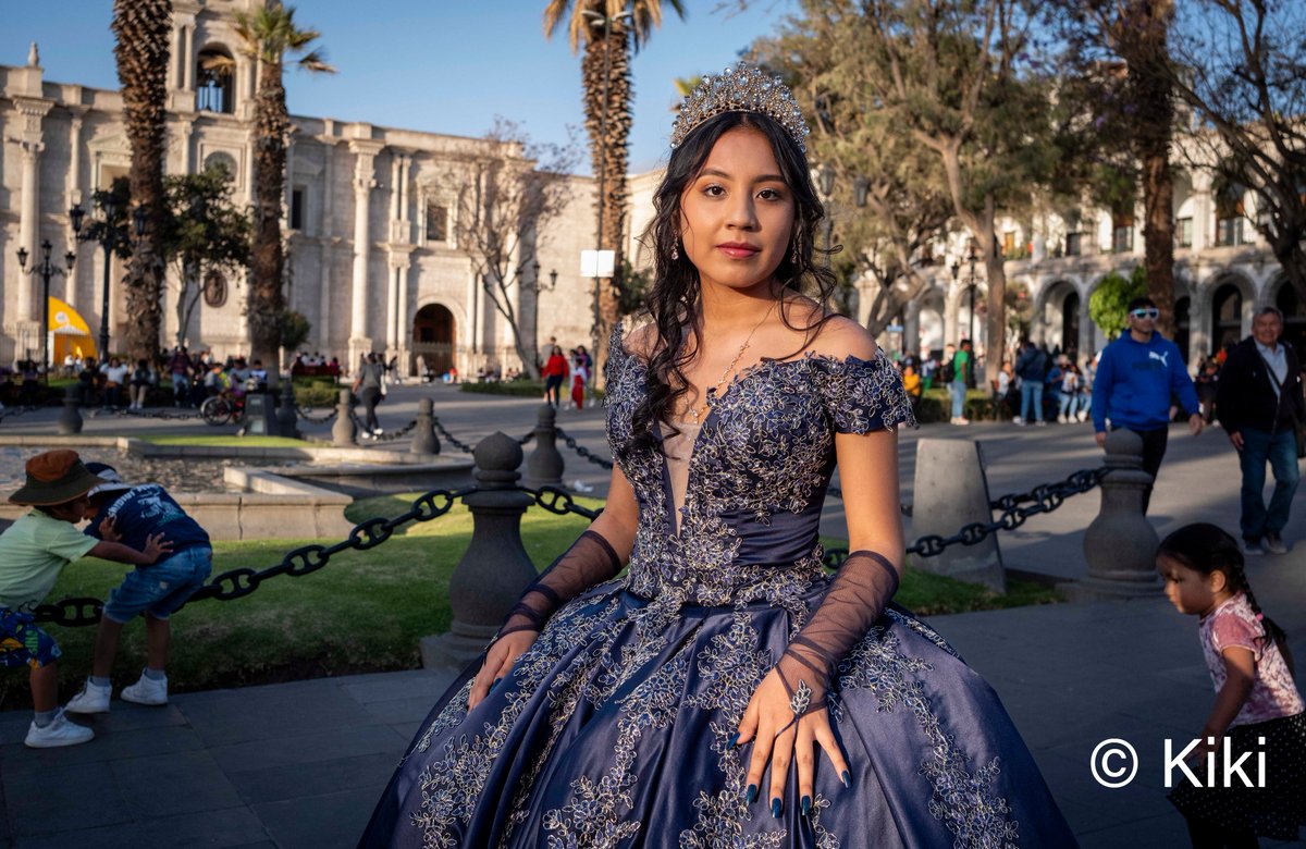 𝐌𝐢 𝐟𝐨𝐭𝐨 𝐝𝐞𝐥 𝐝𝐢́𝐚. 𝐋𝐨𝐬 𝟏𝟓 𝐝𝐞 𝐂𝐞𝐜𝐢𝐥𝐢𝐚.
En el Perú, la celebración de los quince años marca el paso simbólico de la niñez a la juventud.
Las familias organizan sesiones fotográficas y fiestas donde la quinceañera luce un vestido de gala.
En Arequipa, la