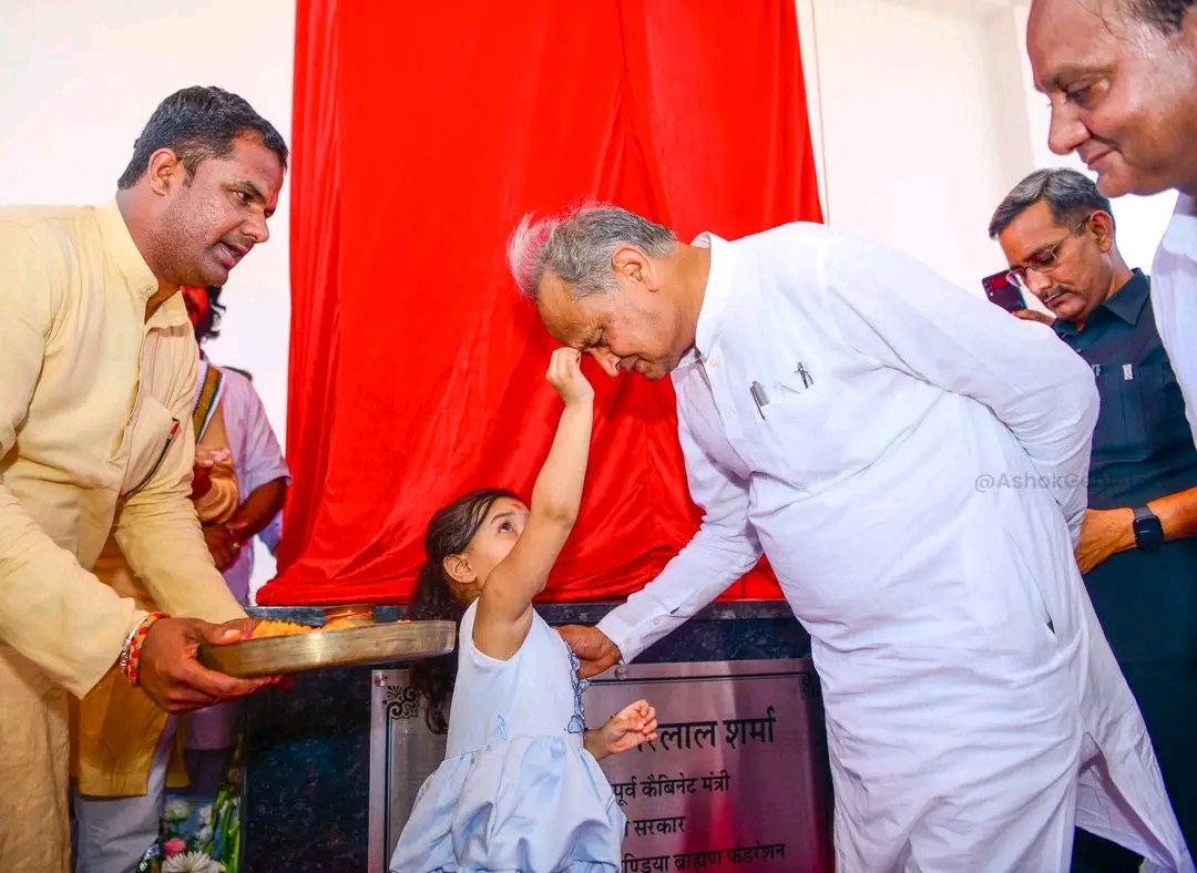 आज की सबसे खूबसूरत तस्वीर!
जननायक ❤️🙏 
<a href="/ashokgehlot51/">Ashok Gehlot</a>