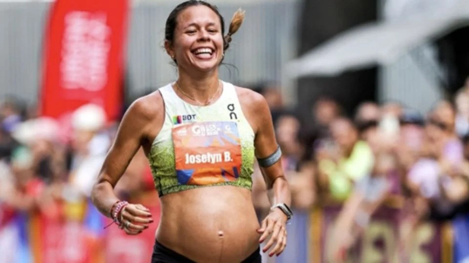 AntenaSanLuis's tweet image. #Score | Atleta venezolana completa carrera de 10K con siete meses de embarazo
El gesto de Joselyn fue ampliamente aplaudido por aficionados y colegas del deporte, quienes destacaron su disciplina, fortaleza y amor por el atletismo
antenasanluis.mx/atleta-venezol…