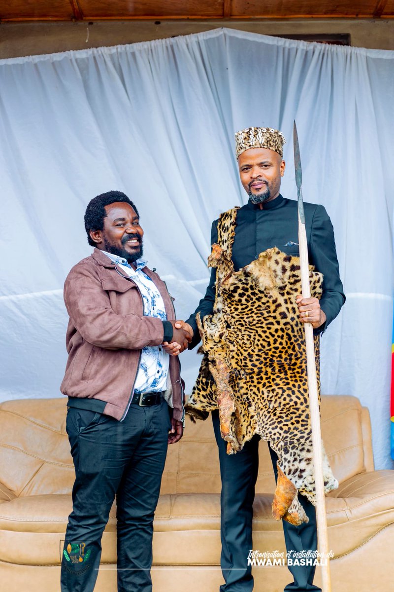 LumumbaKambere's tweet photo. #NORD_KIVU: Un grand honneur avec sa Majesté @BashaliLuanda de la chefferie de #BASHALI en territoire de MASISI, Province du Nord-kivu lors de son installation officielle.
@afcongo /M23 est une révolution responsable qui construit là où le régime de @fatshi13_ a échoué. https://t.co/hD1G6ZRye9