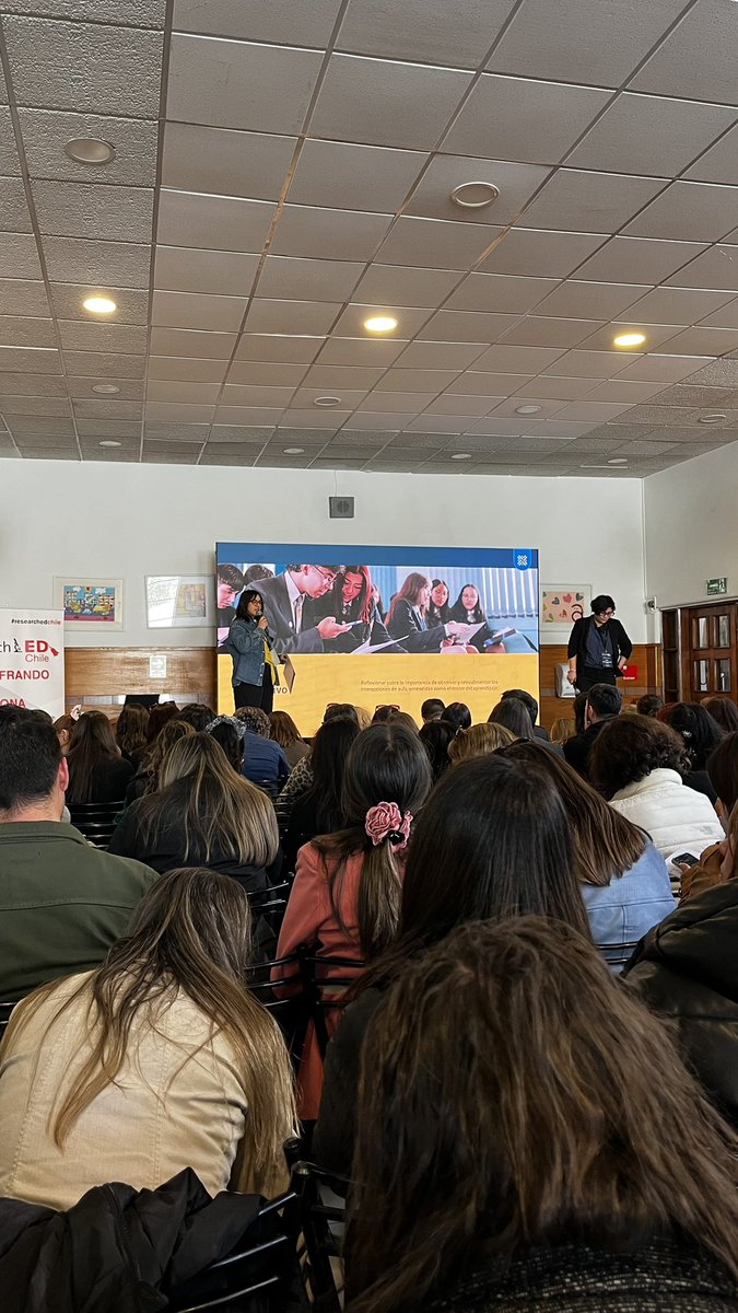 “Nosotros promovemos el bienestar: Un adulto que está bien, es un profesor efectivo en la sala de clases”, explica Nancy Pizarro, de nuestro equipo de Educación, sobre el trabajo que hacemos con profesores de educación media técnico profesional #researchED2025