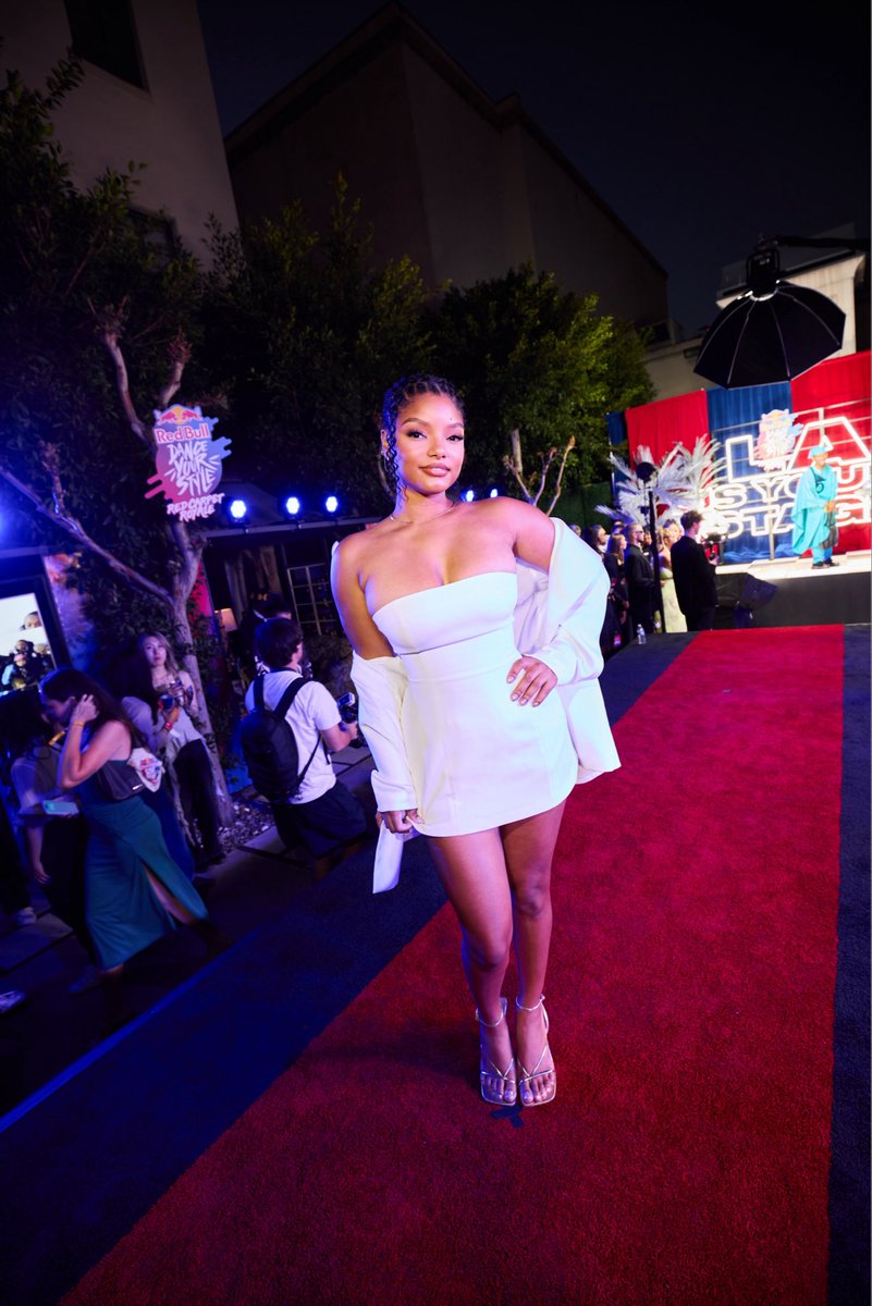 HalleBailey's tweet image. last night i wore white 🕊️