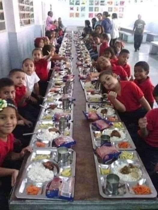 Romeo77111184's tweet photo. La mensa scolastica che Cuba, sotto embargo da 66 anni, regala tutti i giorni ai propri bambini. https://t.co/ftsudATaEW