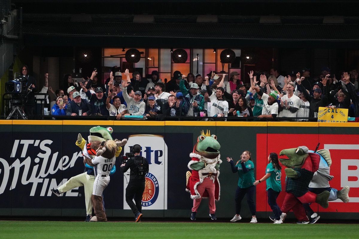 lindseywasson's tweet image. HUMPY WINS. THE #MARINERS WIN. 

...(AP/Lindsey Wasson)