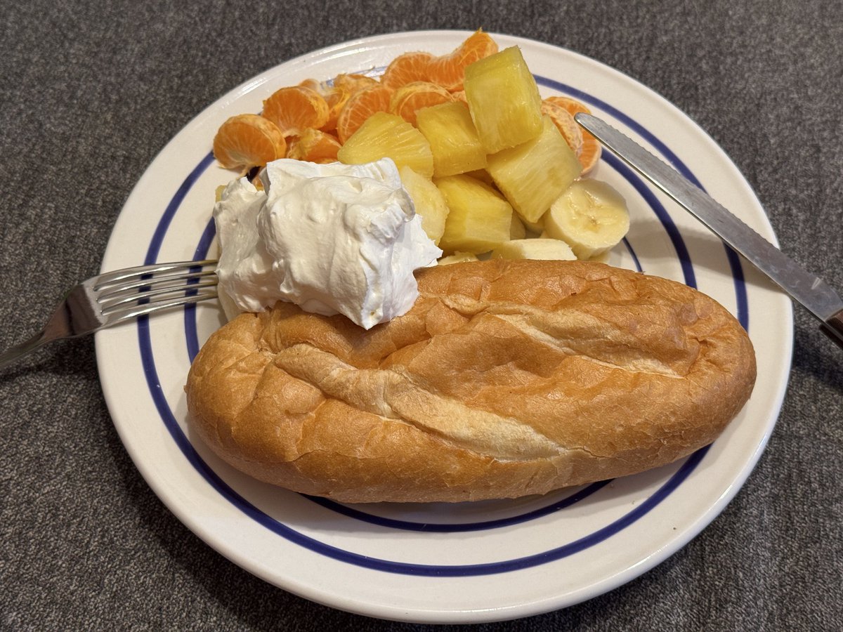 DIY_Junction's tweet photo. ダイエット中といえば夜食。
夜食といえばフルーツクリームバインミーですよね。 https://t.co/7I5ZUcycjC
