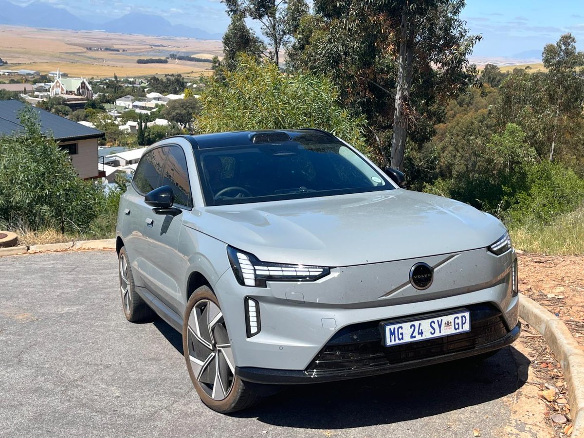 AutoTraderSA's tweet image. We journeyed with the @VolvoCar_SA  #EX90 across the Western Cape. It does 0–100 in 4.9s, uses around 22 kWh/100 km, and about R1.60/km if you charge on public DC infrastructure (±R0.77/km at home). Would you ditch #diesel for this?
bit.ly/VolvoEX90RoadT…