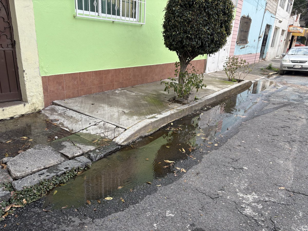 evalle6's tweet photo. @SEGIAGUA @SACMEX_DENUNCIA Buen día, tengo una fuga afuera de mi domicilio delegación GAM, la cuál he reportado muchas veces y nadie viene a atender. Vienen a arreglar fugas, se les comenta y me dicen que tengo q hacer el reporte, lo hago y nadie viene, un desperdicio horrible. https://t.co/2NhStSVm0y