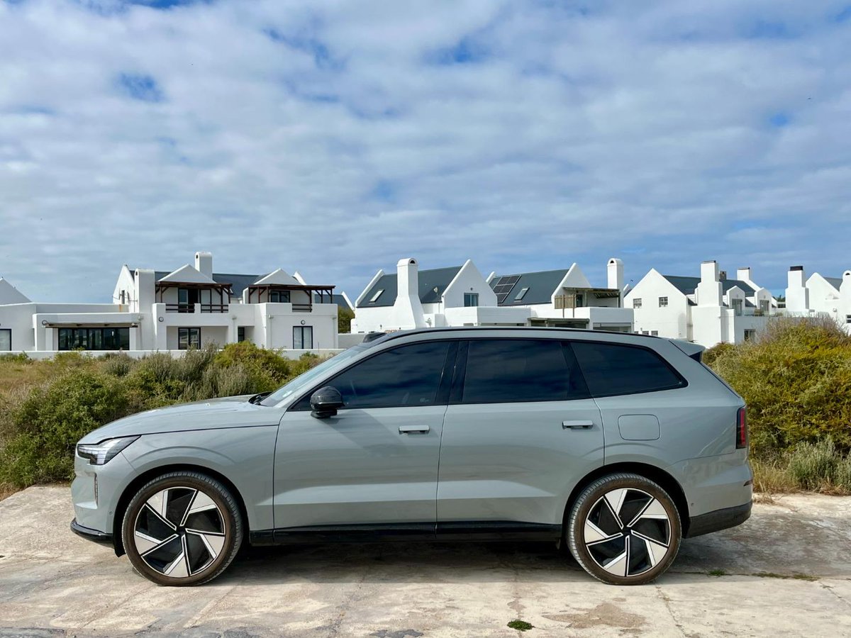AutoTraderSA's tweet image. We journeyed with the @VolvoCar_SA  #EX90 across the Western Cape. It does 0–100 in 4.9s, uses around 22 kWh/100 km, and about R1.60/km if you charge on public DC infrastructure (±R0.77/km at home). Would you ditch #diesel for this?
bit.ly/VolvoEX90RoadT…