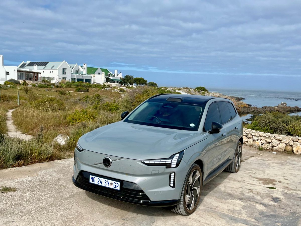 AutoTraderSA's tweet image. We journeyed with the @VolvoCar_SA  #EX90 across the Western Cape. It does 0–100 in 4.9s, uses around 22 kWh/100 km, and about R1.60/km if you charge on public DC infrastructure (±R0.77/km at home). Would you ditch #diesel for this?
bit.ly/VolvoEX90RoadT…