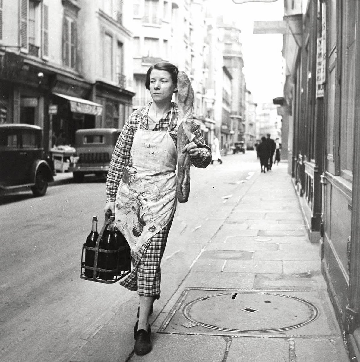 slobodan_ukic's tweet image. Branson DeCou
American, 1892–1941
Woman with baguette and wine, 1925
Paris, France 
#DocumentaryPhotography #Baguette #Paris