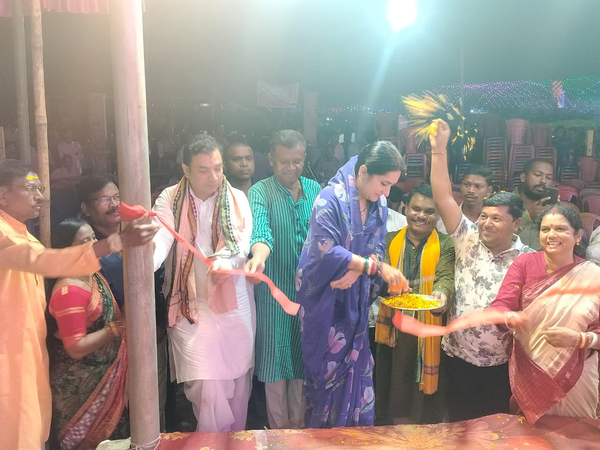 malvikadevibjp's tweet image. ଆଜି ଆମପାଣି ଗାଁ ସ୍ଥିତ ପ୍ରଭୁ ମହାରାଜ ବୁଢ଼ାରଜା ଙ୍କ ପବିତ୍ର ଦଶହରା ଅବସର ରେ ବୁଢ଼ାରଜା ମନ୍ଦିର ଯାଇ ଦର୍ଶନ କରିବାର ସୌଭାଗ୍ୟ ପ୍ରାପ୍ତ କଲି ଏବଂ ପୂର୍ବତନ ସାଂସଦ କୁମାର ସାହେବ ଶ୍ରୀ Arka Keshari Deo ଜୀ ଙ୍କ ସହିତ ସାଂସ୍କୃତିକ କାର୍ଯ୍ୟକ୍ରମ ରେ ଯୋଗଦେଲି।
#budharaja #jatra2025 #AMPANI