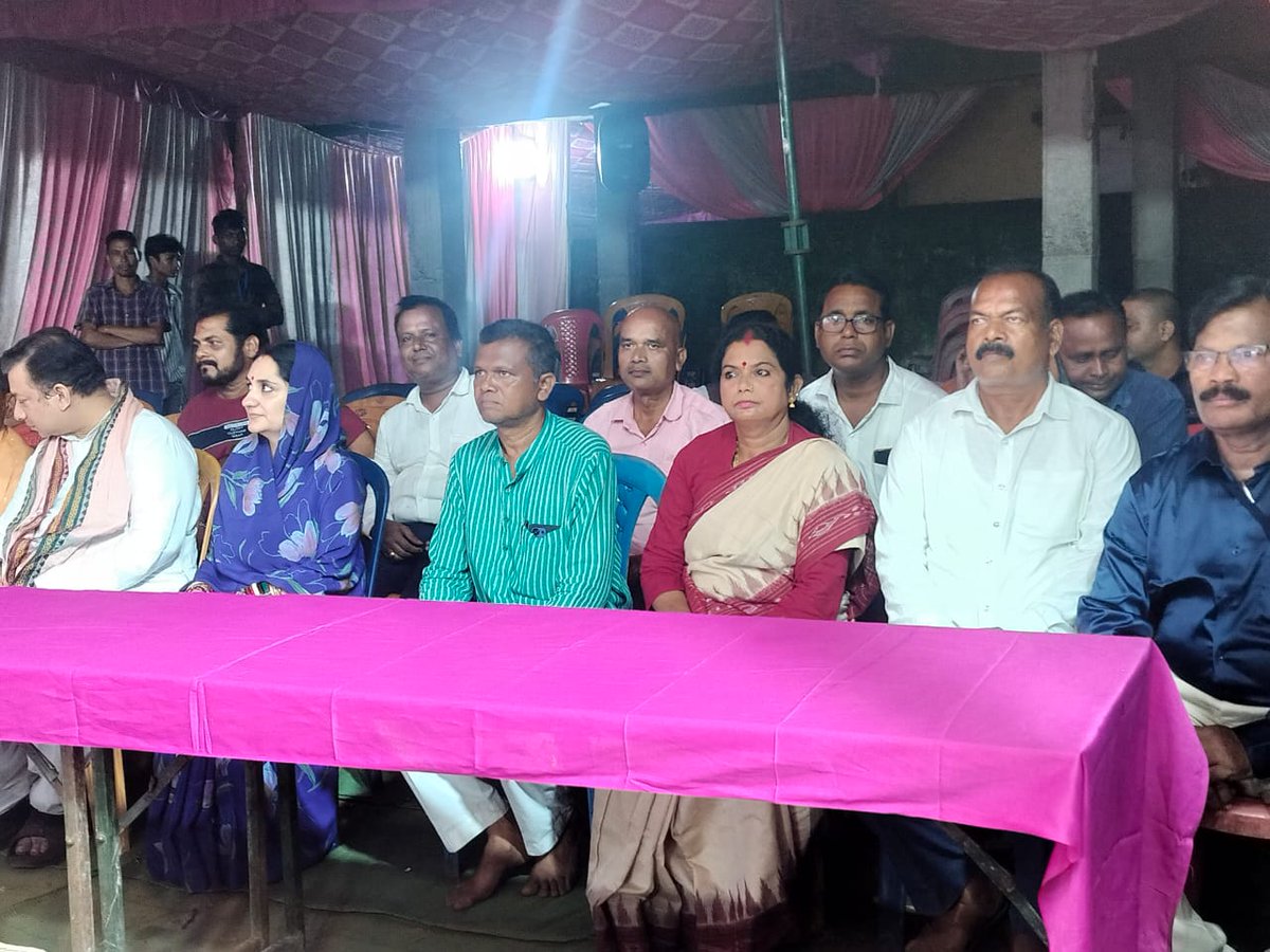 malvikadevibjp's tweet image. ଆଜି ଆମପାଣି ଗାଁ ସ୍ଥିତ ପ୍ରଭୁ ମହାରାଜ ବୁଢ଼ାରଜା ଙ୍କ ପବିତ୍ର ଦଶହରା ଅବସର ରେ ବୁଢ଼ାରଜା ମନ୍ଦିର ଯାଇ ଦର୍ଶନ କରିବାର ସୌଭାଗ୍ୟ ପ୍ରାପ୍ତ କଲି ଏବଂ ପୂର୍ବତନ ସାଂସଦ କୁମାର ସାହେବ ଶ୍ରୀ Arka Keshari Deo ଜୀ ଙ୍କ ସହିତ ସାଂସ୍କୃତିକ କାର୍ଯ୍ୟକ୍ରମ ରେ ଯୋଗଦେଲି।
#budharaja #jatra2025 #AMPANI