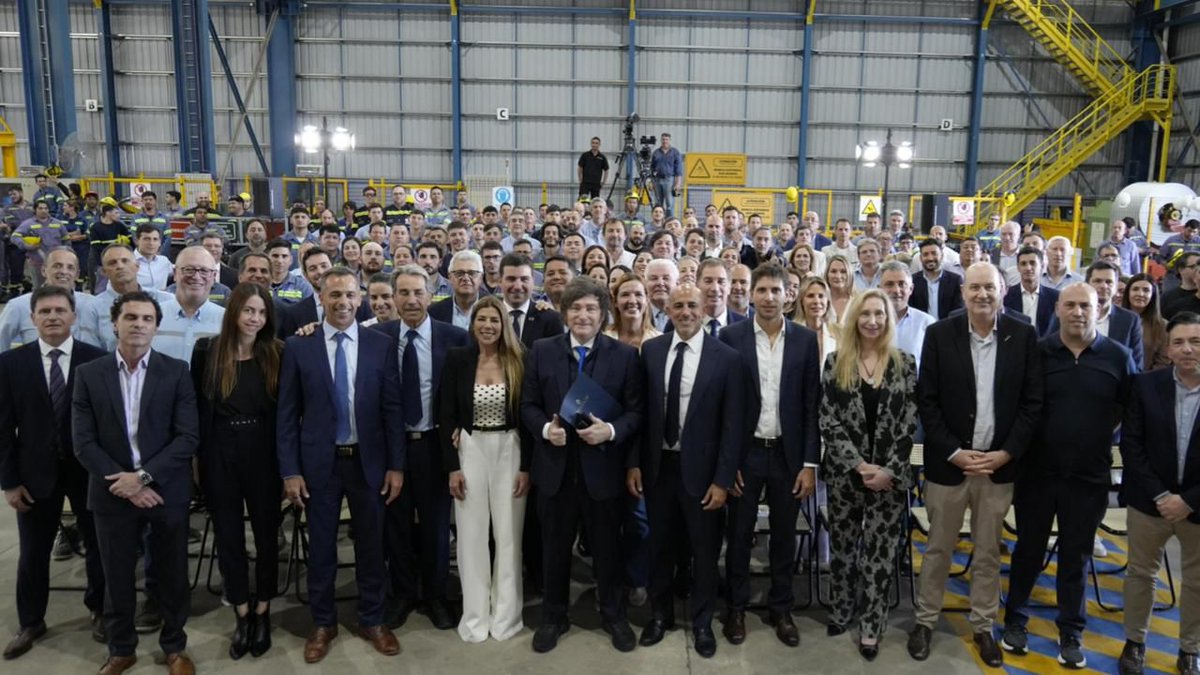 SPareja_'s tweet photo. Estuvimos en San Nicolás, Provincia de Buenos Aires, acompañando al Presidente @JMilei que presentó la fase uno del Plan Argentina Grande Otra Vez, la agenda económica del Gobierno y de La Libertad Avanza para los próximos años.

✅ Fin a la renovación automática de los Convenios Colectivos de Trabajo 

✅ Fin a la industria del juicio laboral 

✅ Eliminación de más de 20 impuestos distorsivos de escaso impacto fiscal 

Estas reformas serán presentadas ante el nuevo Congreso. No detengamos el poderoso efecto del crecimiento. Vamos a devolverle libertad y previsibilidad a quienes producen y trabajan. 

Este 26 la Libertad Avanza o Argentina retrocede. VLLC!