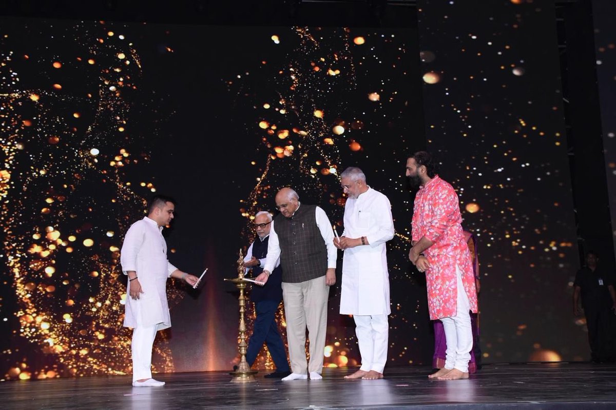 Jaldhi_Vyas's tweet image. માનનીય પ્રધાનમંત્રી શ્રી @narendramodi જીનું જીવન એટલે રાષ્ટ્રપ્રથમની ભાવનાને સમર્પિત કર્મનિષ્ઠ જીવન...

ગતરોજ ગિફ્ટ સિટી ખાતે જાણીતા ગીતકાર શ્રી મનોજ મુંતશિર દ્વારા સંચાલિત ‘મેરા દેશ પહેલે’ કાર્યક્રમ યોજાયો. 

#MeraDeshPahle #मेरा_देश_पहले
