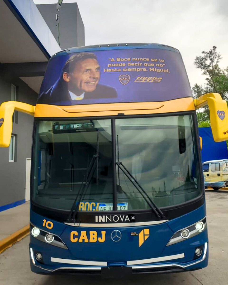 lanumero12comar's tweet image. #Boca ploteó el micro del plantel con una foto y frase de Miguel Ángel Russo 💙💛💙