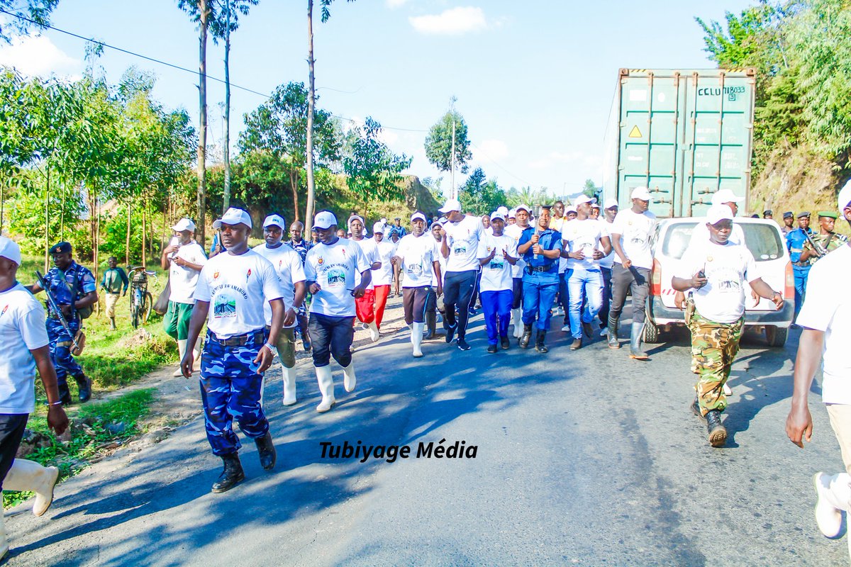 kundiwacu's tweet photo. #Burundi @intwararumuri zihejeje guhereza intara ya #Bujumbura urumuri rw'amahoro ku mugoroba wo kuri uyu wa gatandatu igenekerezo rya 11 Gitugutu 2025. 
Umuhanuzi ajejwe ivy'ubutunzi muri @Bujaprov2025 akaba ariwe yarwakiriye.
#FlambeauDeLaPaix2025
@GeneralNeva https://t.co/vZPRISD2oL