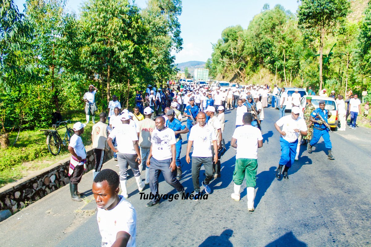 kundiwacu's tweet photo. #Burundi @intwararumuri zihejeje guhereza intara ya #Bujumbura urumuri rw'amahoro ku mugoroba wo kuri uyu wa gatandatu igenekerezo rya 11 Gitugutu 2025. 
Umuhanuzi ajejwe ivy'ubutunzi muri @Bujaprov2025 akaba ariwe yarwakiriye.
#FlambeauDeLaPaix2025
@GeneralNeva https://t.co/vZPRISD2oL