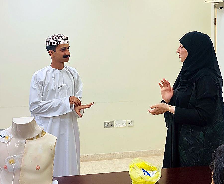 dghs_dhofar's tweet photo. يقدم مستشفى السلطان قابوس على مدى الثلاثة اشهر القادمة  وبالتعاون مع المدينة الطبية الجامعية عده برامج تدريبية للفئات الطبية والإدارية من خلال منهجية التعلم المدمج  والتطبيق العملي وكذلك ورش حضوريه في عدة مجالات إدارية وفنية.  
يهدف هذا التعاون إلى تدريب ما يقارب ٤٠٠ موظف من الكوادر الطبية والإدارية في مستشفى السلطان قابوس بصلالة.  
وقد توجه فريق من المدربين الخبراء من المدينة الطبية الجامعية إلى مستشفى السلطان قابوس بصلالة لتنفيذ هذه البرامج التدريبية، تأكيدًا لالتزام الطرفين بتعزيز الكفاءات وتبادل الخبرات. وبدات خلال اليومين الماضيين أولى هذه البرامج وهو برنامج العناية بالوصلات الوريدية المركزية (CVAD)وتم تدريب ما يقارب من ٦٠ ممرض وممرضة من وحدات العنايات الحرجة. ويهدف البرنامج إلى توحيد بروتوكولات رعاية ال CVAD في جميع أقسام الرعاية الحرجة بالمستشفى وذلك لتقليل التباين والمخاطر وخفض فرص انتقال العدوى المكتسبة وبالتالي تقليل تكاليف العلاج المرتبطة بها، كما يهدف البرنامج، والذي سيتم تكراره لمجموعات أخرى من العامليين الصحيين خلال الفترة القادمة، إلى تحسين الالتزام بالمعايير الوطنية والدولية لسلامة المرضى وتعزيز مسؤولية التمريض وتوثيق الجودة في الإجراءات التداخلية.  ونفذ بالتعاون مع قسم التطوير والتوجيه المهني. 

نفخر بهذا التعاون البنّاء الذي يعكس روح الشراكة في تطوير القطاع الصحي الوطني. ولا يسعنا إلا أن نتقدم بوافر الشكر الجزيل إلى الزملاء في دائرة التدريب و التطوير المهني المستمر بمستشفى جامعة السلطان قابوس.
#وزارة_الصحة #صحة_رائدة_مستدامة_للجميع #محافظة_ظفار #سلطنة_عمان #مستشفى_السلطان_قابوس_بصلاله