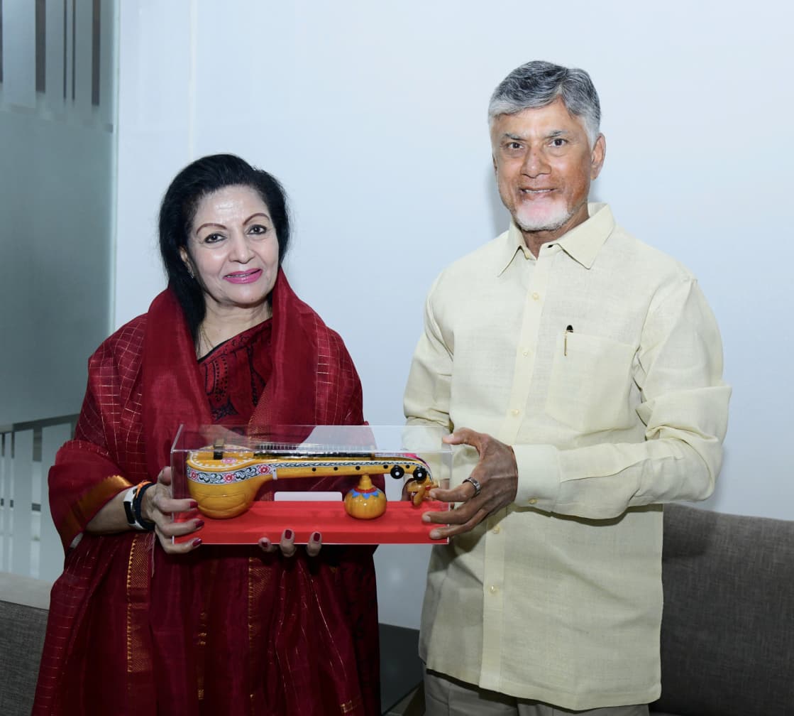 lakshmiunwomen's tweet image. Had the pleasure of meeting Hon’ble CM Shri @ncbn / N. Chandrababu Naidu Garu and presenting him the Telugu edition of my award-winning novel #SwallowingTheSun, translated by Krishna Rao and published by Vijay Kumar of #Emesco.
Expressed my admiration for his dynamic leadership…
