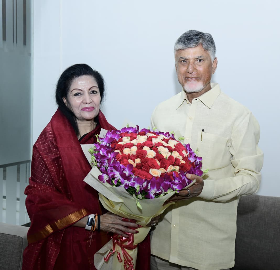lakshmiunwomen's tweet image. Had the pleasure of meeting Hon’ble CM Shri @ncbn / N. Chandrababu Naidu Garu and presenting him the Telugu edition of my award-winning novel #SwallowingTheSun, translated by Krishna Rao and published by Vijay Kumar of #Emesco.
Expressed my admiration for his dynamic leadership…
