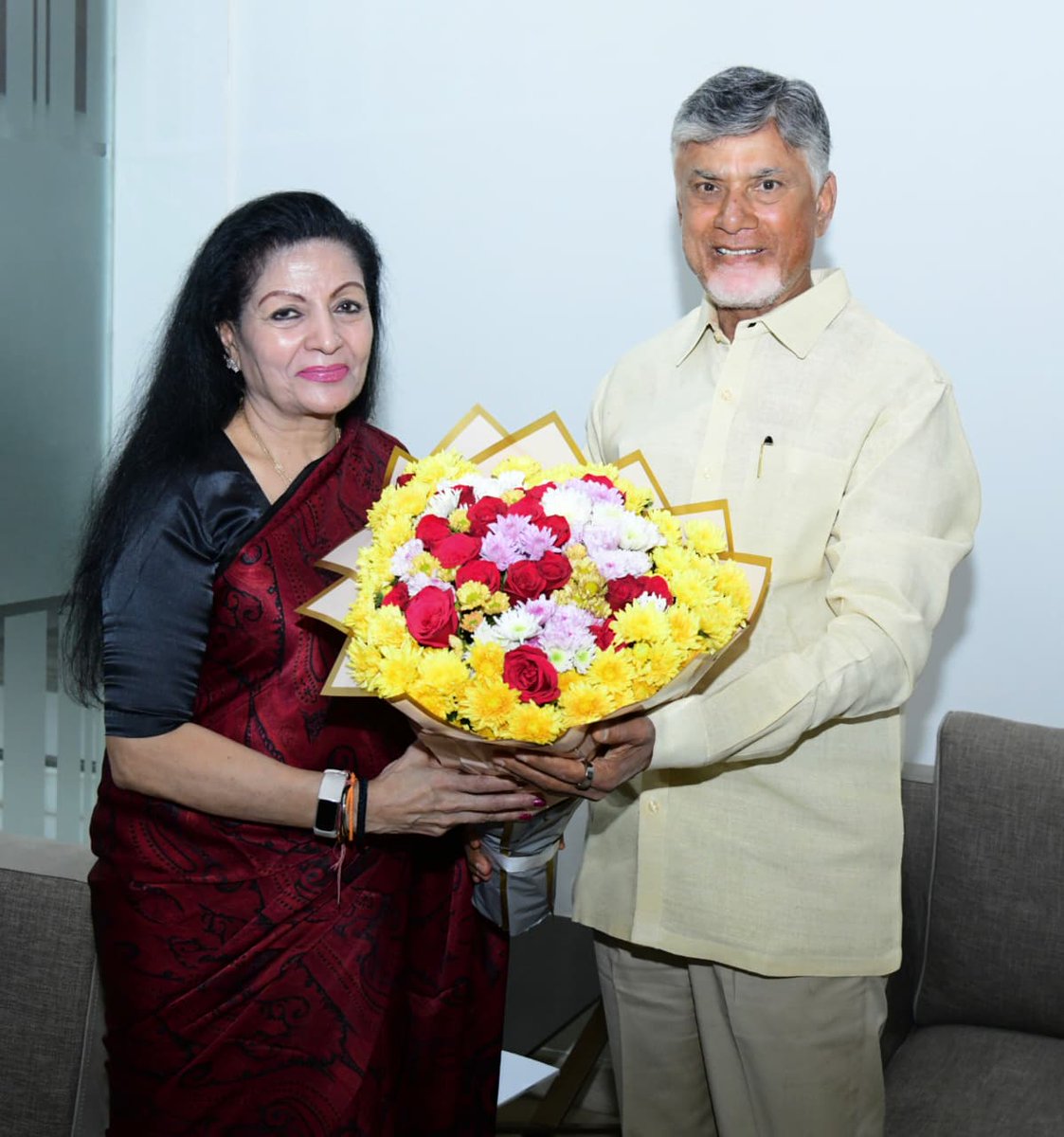 lakshmiunwomen's tweet image. Had the pleasure of meeting Hon’ble CM Shri @ncbn / N. Chandrababu Naidu Garu and presenting him the Telugu edition of my award-winning novel #SwallowingTheSun, translated by Krishna Rao and published by Vijay Kumar of #Emesco.
Expressed my admiration for his dynamic leadership…