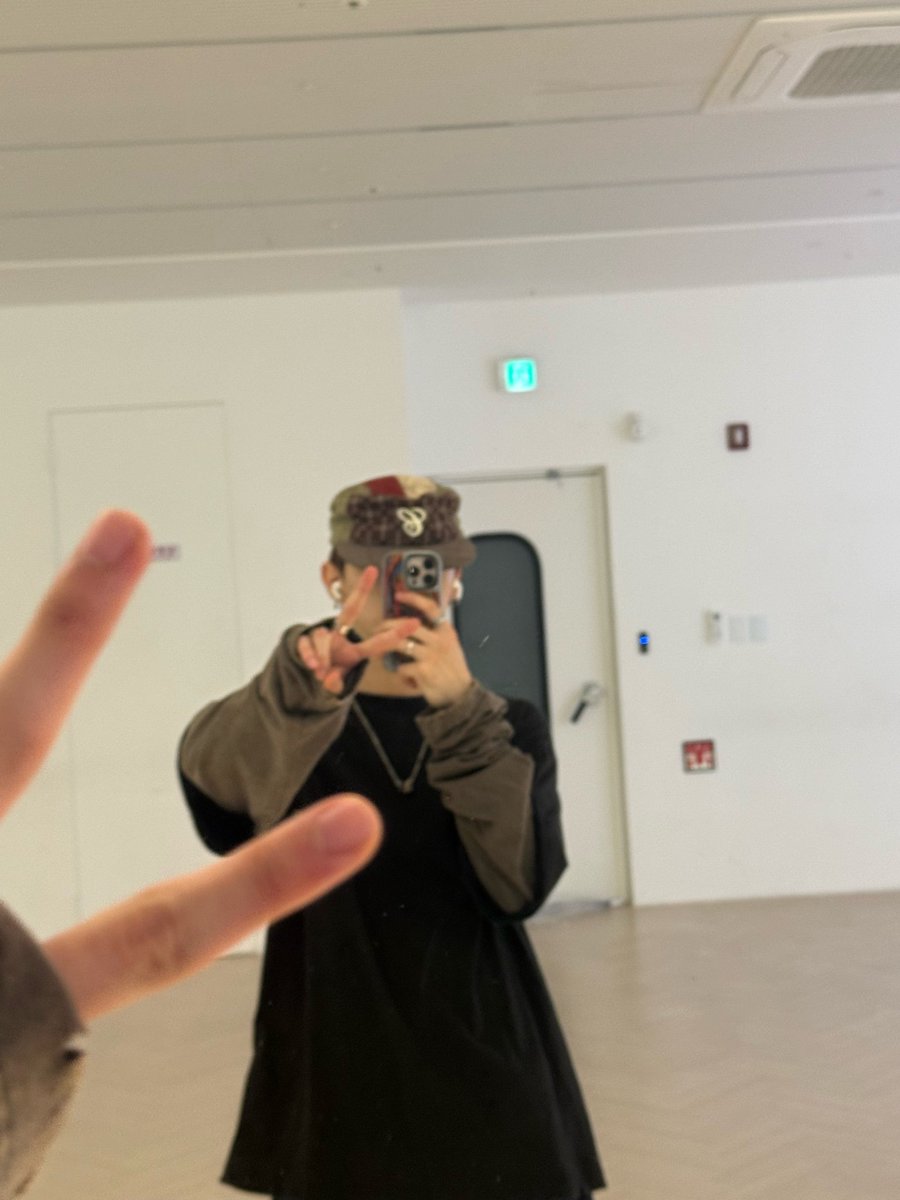 from_dkb's tweet photo. [🫧🌞] 251011 // 10.27 pm

ㄴ📷
- i'm at the company
- i came to work on some choreo https://t.co/He6fEJpLzZ