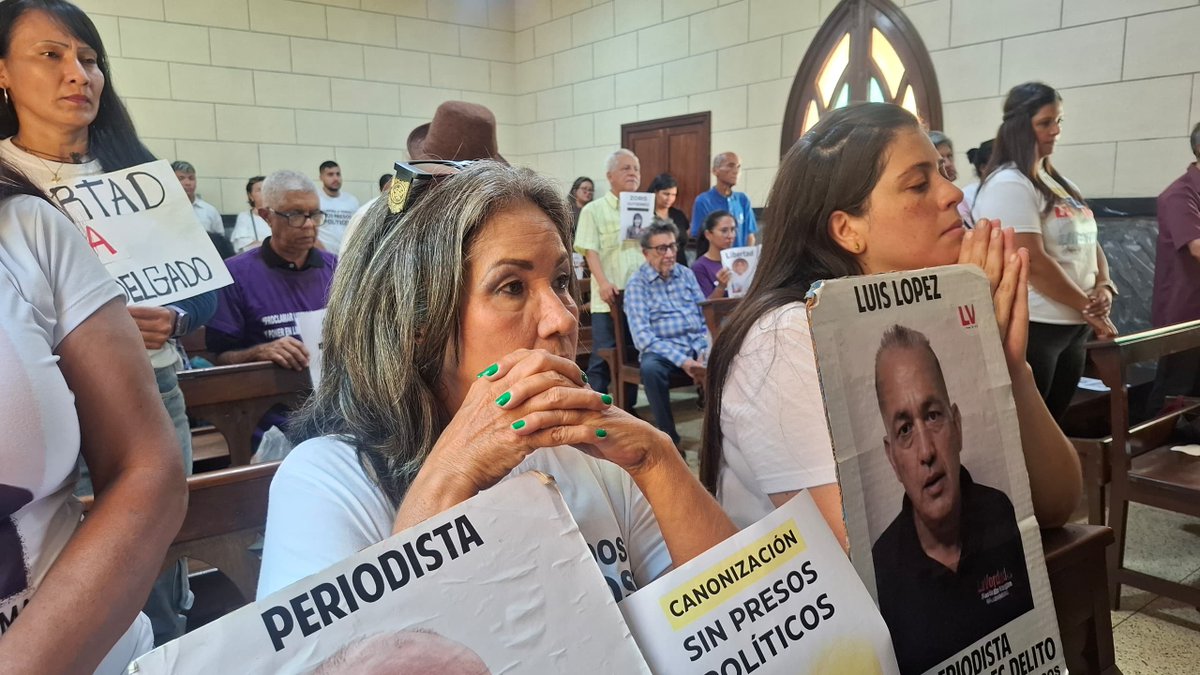 clippve's tweet photo. MISA EN CARACAS | Pese al amedrentamiento, familiares de presos políticos oraron por su libertad en la “Misa Global por la Libertad”

En Caracas, la misa se llevó a cabo en la capilla San Antonio, en San Martín. Sin embargo, los familiares de presos políticos recibieron amenazas por grupos adeptos al oficialismo

El domingo 5 de octubre, en el marco de la canonización del doctor José Gregorio Hernández y la Sierva de Dios Madre Carmen Rendiles, el Comité por la Libertad de los Presos Políticos en Venezuela convocó a una jornada de oración en varios países bajo el lema “Misa Global por la Libertad”.

En Caracas, la actividad se realizó en la capilla San Antonio, en San Martín, donde familiares de presos políticos se reunieron en comunión para pedir por la liberación de todas las personas detenidas injustamente en el país. Esta actividad, en simultáneo, incluyó acciones de fe que se traducen en ocho servicios cristianos especiales, 73 misas en 75 ciudades y 21 países del mundo.

Durante la misa, los presentes elevaron sus plegarias especialmente por cuatro adolescentes encarcelados, por las mujeres que son madres, y por quienes padecen graves enfermedades como cáncer, diabetes y otras patologías que ponen en riesgo su vida.

Los asistentes reafirmaron, a través de su testimonio, que en los tiempos difíciles es indispensable afianzarse a Dios.

Sin embargo, antes del inicio de la celebración eucarística, grupos de adeptos al oficialismo amedrentaron a miembros de la organización. Una de las personas presentes llegó a afirmar, de forma completamente errónea, que los familiares “estaban pidiendo invadir al país”, una acusación infundada y desproporcionada que busca deslegitimar su lucha pacífica por la justicia y la libertad.

#CanonizaciónSinPresosPolíticos
#SantosPorLaLibertad