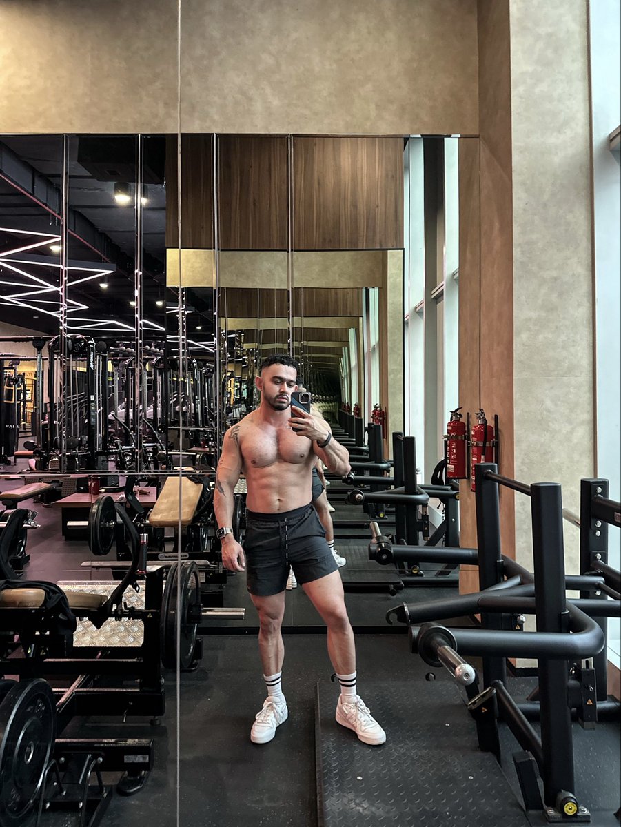 jalolasad's tweet photo. Dulu gue pikir gedein badan itu gampang.
Tinggal makan banyak, gym, repeat.
Turns out, buat orang kayak gue — it’s a real struggle 😂
Ga olahraga beberapa hari aja langsung kempes,
makan protein sampe eneg, tapi tetep gas 💪🏼💪🏼🔥🔥 https://t.co/3oSqIp2XcD