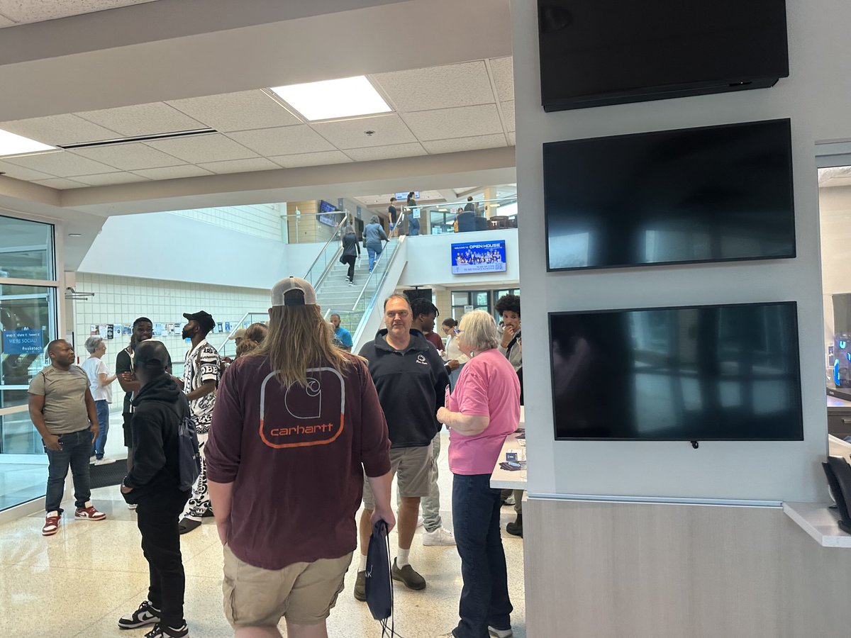 WakeTechPrez's tweet image. What a great morning at ⁦@waketechcc⁩ Southern Campus. Over 2300 registrants at today’s Fall Open House! Great meeting so many future students and their families. #ExpectTheUnexpected