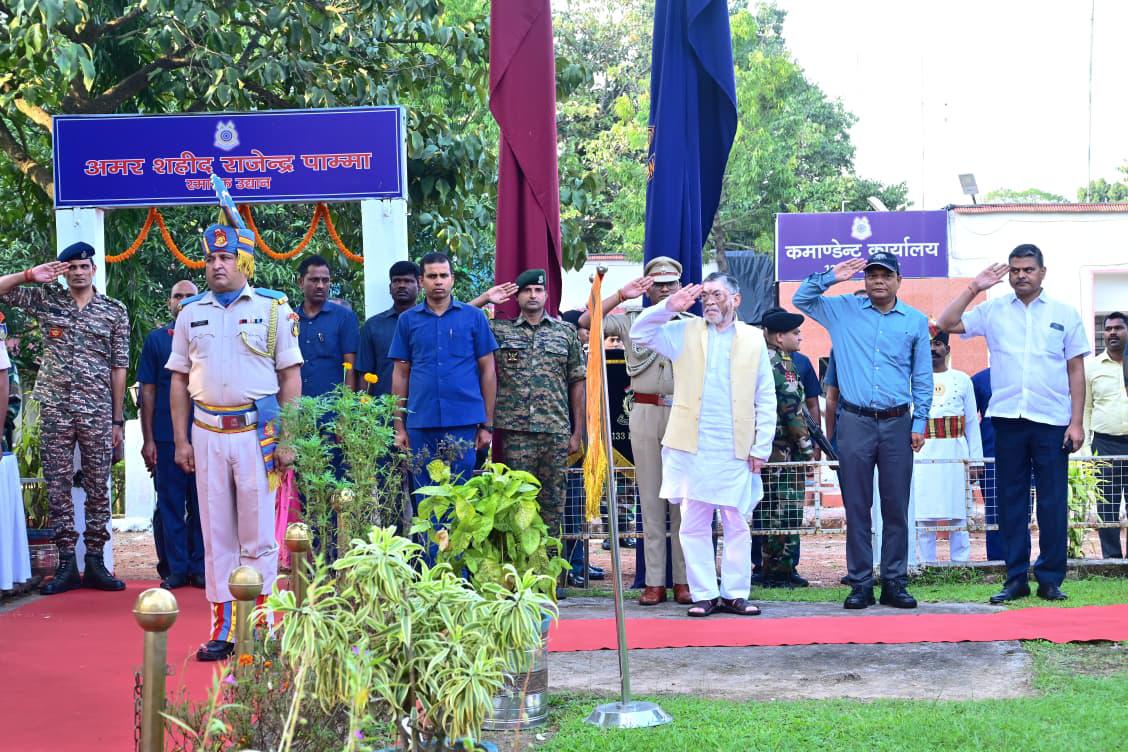 chamralindaJMM's tweet photo. रांची के धुर्वा स्थित 133वीं बटालियन परिसर में IED विस्फोट में शहीद हुए CRPF-60 बटालियन के वीर जवान महेंद्र लश्कर जी के पार्थिव शरीर पर पुष्पचक्र अर्पित कर श्रद्धांजलि दी। झारखंड को ऐसे वीर सपूतों पर गर्व है, जिन्होंने अपने जीवन का सर्वोच्च योगदान देश की रक्षा में दिया।

राष्ट्र की सेवा में उनका अदम्य साहस, कर्तव्यनिष्ठा और सर्वोच्च बलिदान सदैव प्रेरणास्रोत रहेगा।