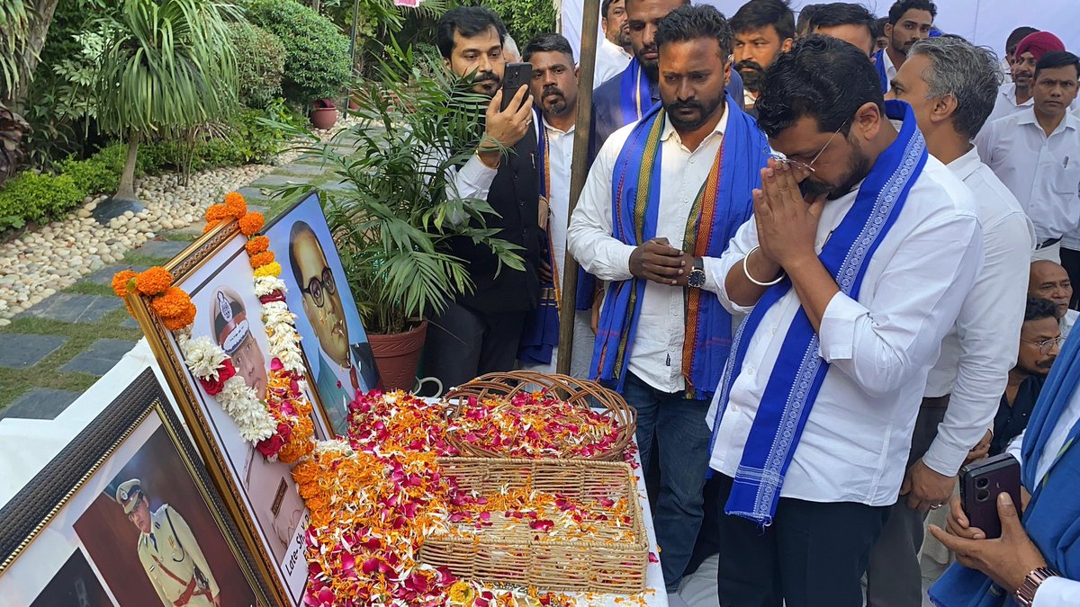 BhimArmyChief's tweet image. हरियाणा के वरिष्ठ आईपीएस अधिकारी वाई. पुरन कुमार जी का निधन केवल व्यक्तिगत त्रासदी नहीं — यह एक गंभीर संस्थानिक हत्या का मामला है।
आज मैंने चंडीगढ़ में अपने इस परिवार से मुलाकात की और मैं यह स्पष्ट करना चाहता हूँ — परिवार और उपलब्ध दस्तावेजों के अनुसार यह कोई आकस्मिक घटना नहीं…