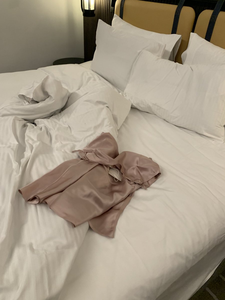 老婆穿上单男送的睡衣，喷点单男送的香水。躺在沙发上，抚摸着自己的胸，撩着自己的下面。我看着老婆，听她讲和单男做爱的细节，对着老婆撸着……