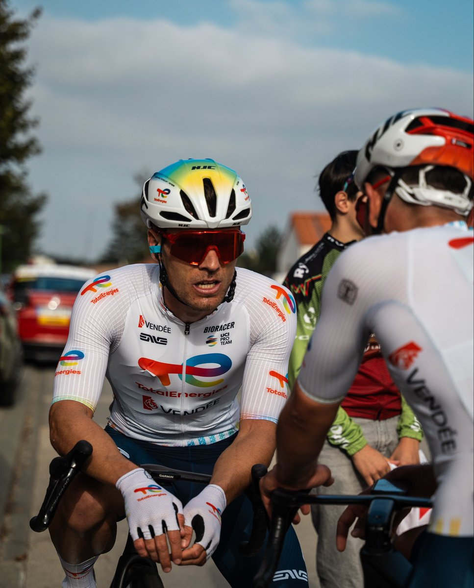TeamTotalEnrg's tweet photo. Le Team aura tout tenté sur ses terres pour repartir avec la victoire 🤝
Notre sprinteur vendéen vient chercher la 2e place à Dompierre-sur-Yon 🥈🥹
Merci le Tour de Vendée ❤️🤍
#TourdeVendee | #AllezTotalEnergies ⚡️ https://t.co/s8nNQ29ESc