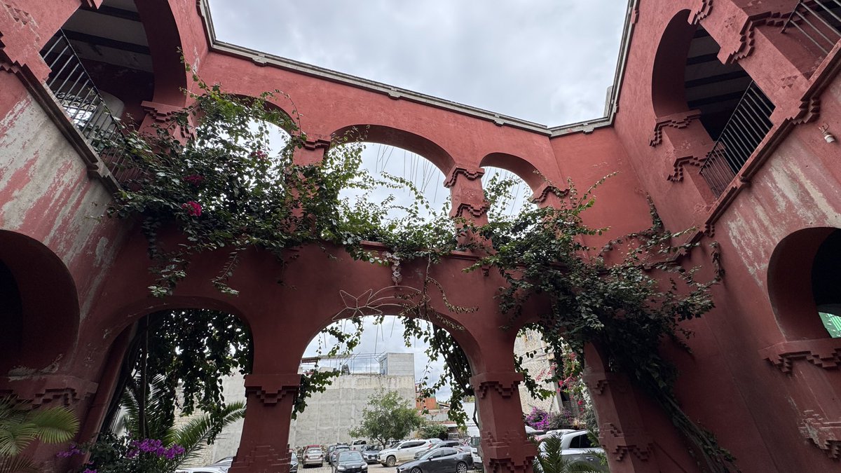 PCuckold17681's tweet photo. Llegando al negocio al estacionamiento. Que bello edificio. https://t.co/MVL46htcrm