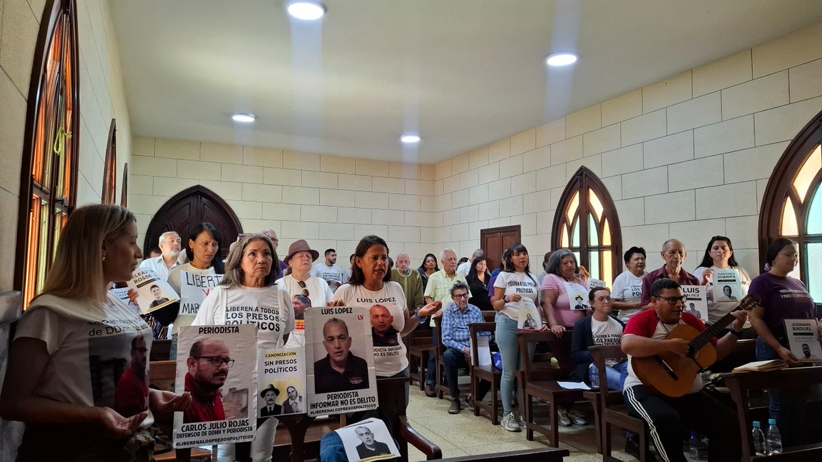 clippve's tweet photo. MISA EN CARACAS | Pese al amedrentamiento, familiares de presos políticos oraron por su libertad en la “Misa Global por la Libertad”

En Caracas, la misa se llevó a cabo en la capilla San Antonio, en San Martín. Sin embargo, los familiares de presos políticos recibieron amenazas por grupos adeptos al oficialismo

El domingo 5 de octubre, en el marco de la canonización del doctor José Gregorio Hernández y la Sierva de Dios Madre Carmen Rendiles, el Comité por la Libertad de los Presos Políticos en Venezuela convocó a una jornada de oración en varios países bajo el lema “Misa Global por la Libertad”.

En Caracas, la actividad se realizó en la capilla San Antonio, en San Martín, donde familiares de presos políticos se reunieron en comunión para pedir por la liberación de todas las personas detenidas injustamente en el país. Esta actividad, en simultáneo, incluyó acciones de fe que se traducen en ocho servicios cristianos especiales, 73 misas en 75 ciudades y 21 países del mundo.

Durante la misa, los presentes elevaron sus plegarias especialmente por cuatro adolescentes encarcelados, por las mujeres que son madres, y por quienes padecen graves enfermedades como cáncer, diabetes y otras patologías que ponen en riesgo su vida.

Los asistentes reafirmaron, a través de su testimonio, que en los tiempos difíciles es indispensable afianzarse a Dios.

Sin embargo, antes del inicio de la celebración eucarística, grupos de adeptos al oficialismo amedrentaron a miembros de la organización. Una de las personas presentes llegó a afirmar, de forma completamente errónea, que los familiares “estaban pidiendo invadir al país”, una acusación infundada y desproporcionada que busca deslegitimar su lucha pacífica por la justicia y la libertad.

#CanonizaciónSinPresosPolíticos
#SantosPorLaLibertad