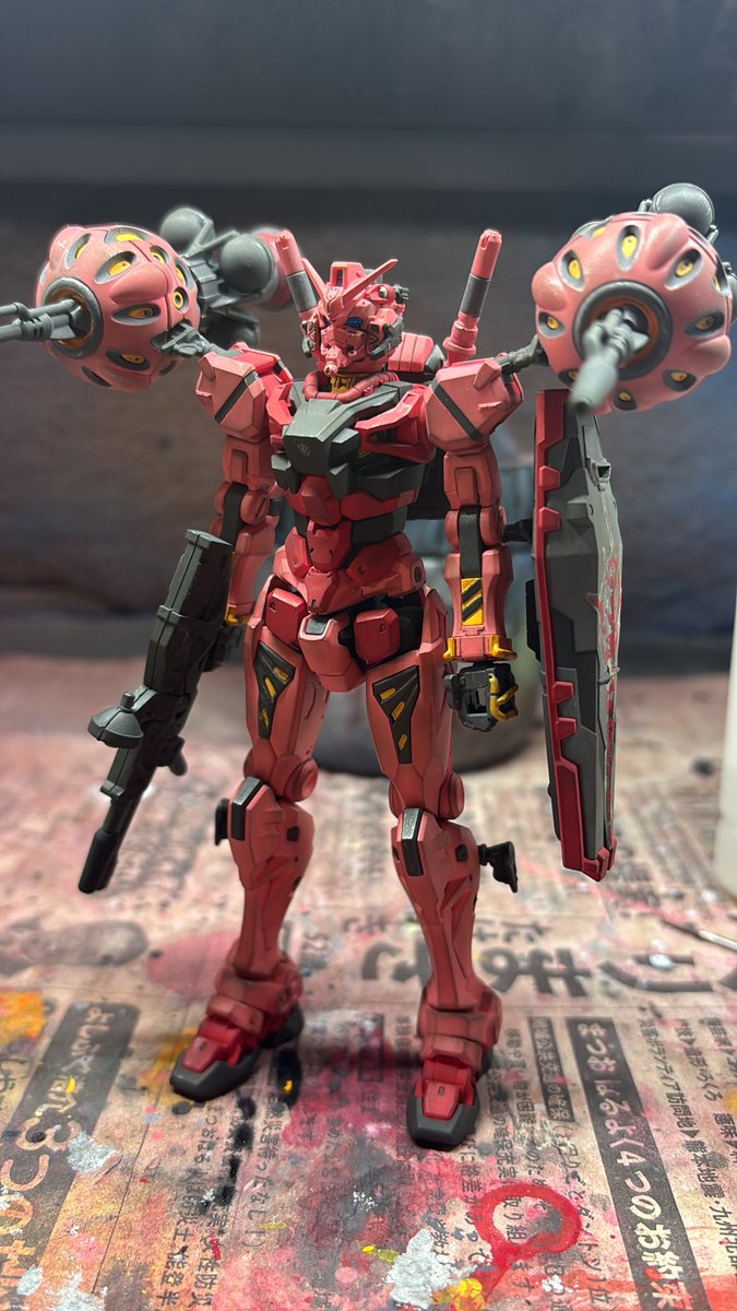 #ガンプラ好きな人たちと繋がりたい 
1ヶ月かけてやっと完成した。
満足感がすごい…(自画自賛)
盾のデカールが水転写手に入ったら貼り直したいな…。
細かい塗り分けが多かった…