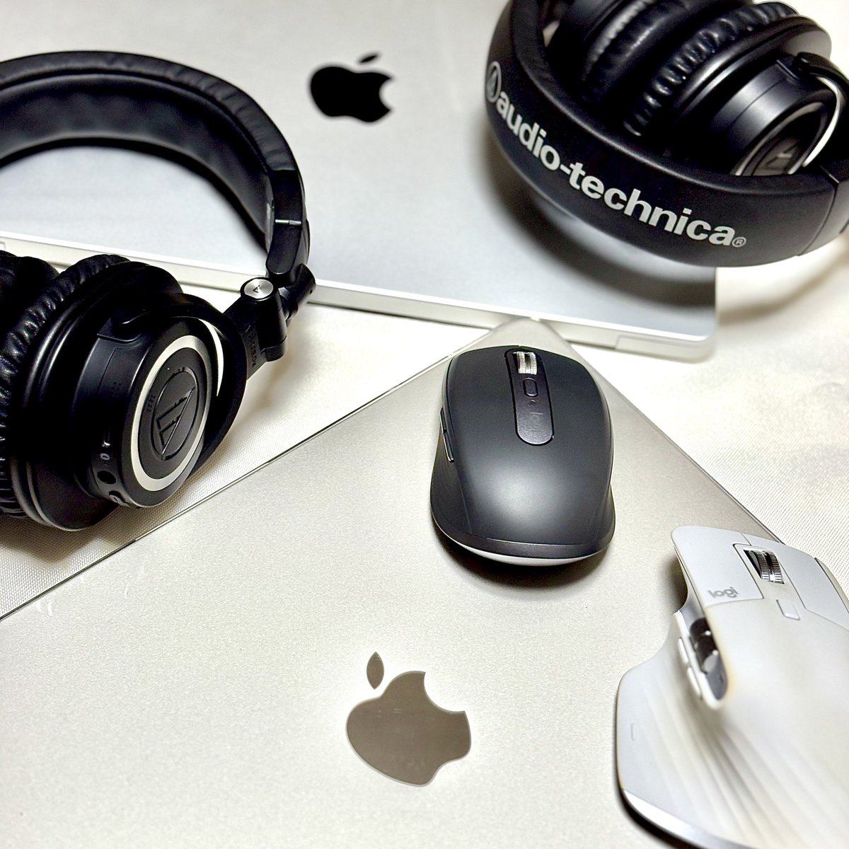 Hayato54191439's tweet image. 制作環境を少しご紹介します💻
MacBook Pro＆Airの2台体制に、MX Master 3S＋MX Anywhere 3S。
音はATH-M50xBT2を愛用しています🎧
落ち着いた環境で“伝わる映像”を丁寧に制作中。
ご相談・ご依頼はDMへ📩
#動画編集 #デスク環境 #PremierePro #ショート動画制作