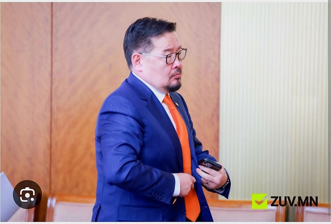 Эмүжин: Хүний олон хүнээ барихгүй эээ...

Төрийн байгуулалтын байнгын хорооны хурлыг нөхөж үзлээ. Хэлэх хоёрхон үг байна.
1. Хүний олон нь хүнээ барихгүй ээ, хүүхний олон нь хүзүүнд зүүгдэхгүй ээ гэж...
2. Эмэгтэйчүүдийн эрүү амыг биш, эрүүл тархийг ашиглах цаг хэзээ ирэх