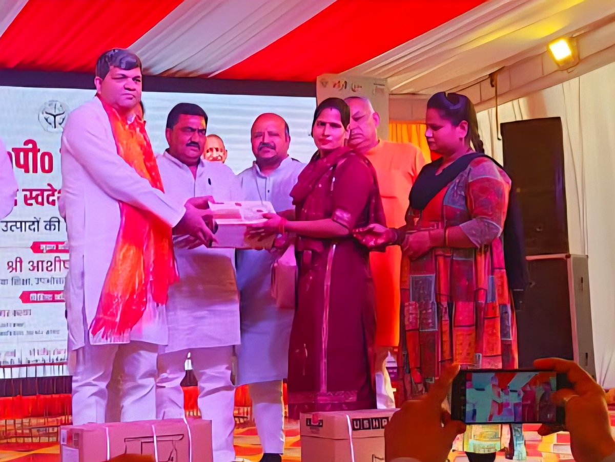 आज रामलीला मैदान, सेक्टर-23, संजय नगर (गाज़ियाबाद) में स्वदेशी उत्पादों को बढ़ावा देने के उद्देश्य से आयोजित ‘यू.पी. ट्रेड शो – स्वदेशी मेला’ का मुख्य अतिथि के रूप में उद्घाटन किया।

✨ मा. प्रधानमंत्री श्री <a href="/narendramodi/">Narendra Modi</a> जी के ‘वोकल फॉर लोकल’ तथा ‘लोकल फॉर ग्लोबल’ के विचारों को