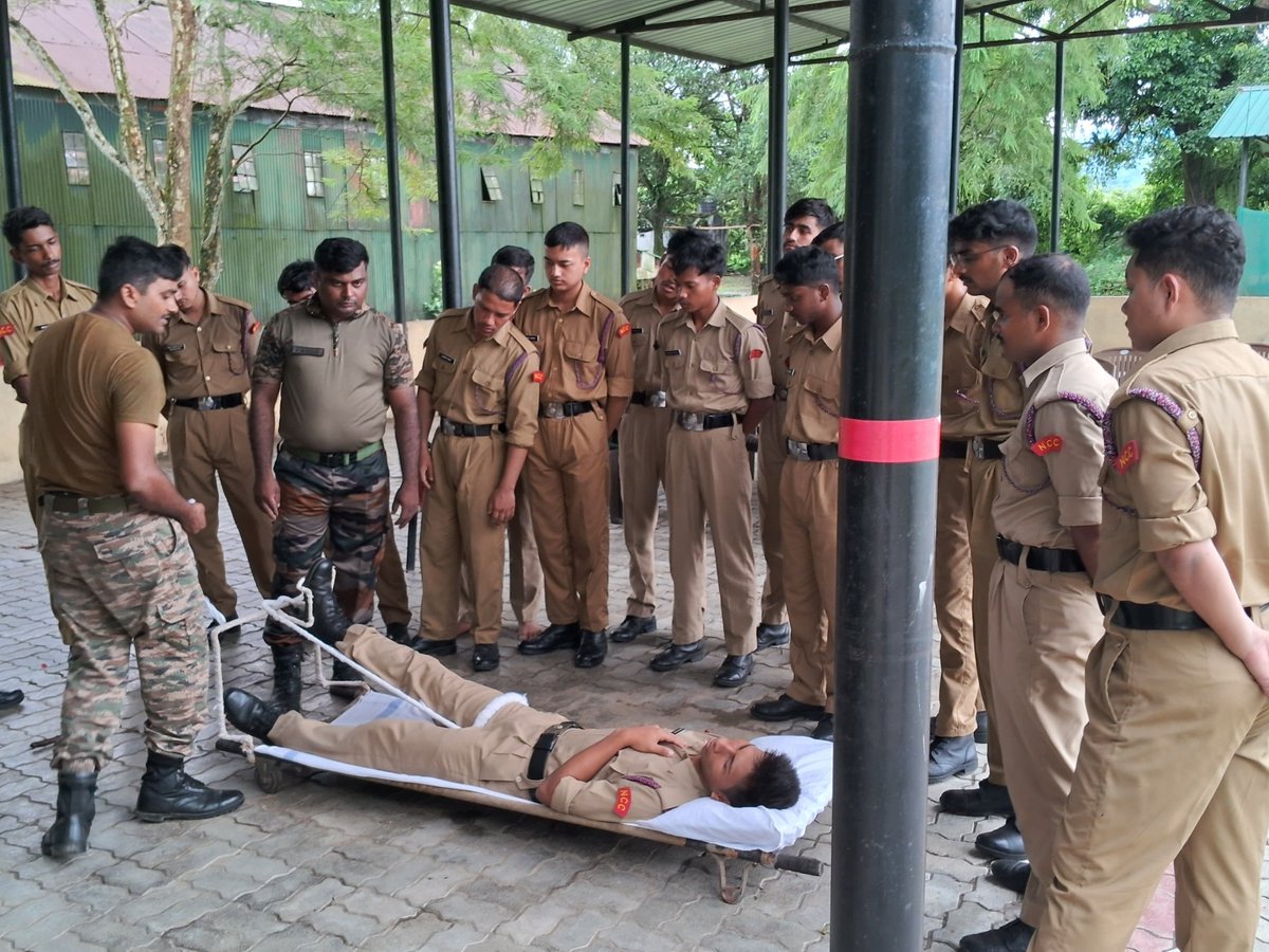 Spearcorps's tweet image. Spear Healers of #AMC under the aegis of #SpearCorps conducted a vital Military Hospital Attachment Camp at 402 Field Hospital Likabali, #ArunachalPradesh for #NCCCadets.
From CPR demos to fracture Management & field logistics, the #NCCCadets trained hard, ready to be the first…