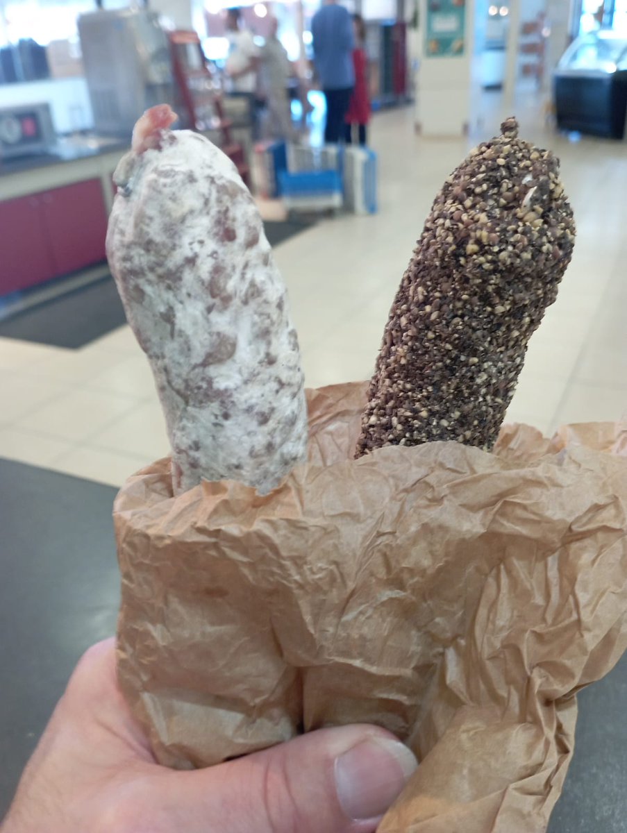 AbbeyHartmann's tweet image. ...Les saucisses des Monts d&apos;or vous souhaitent un beau #weekend les amis...😋
#Lyon 🌞
