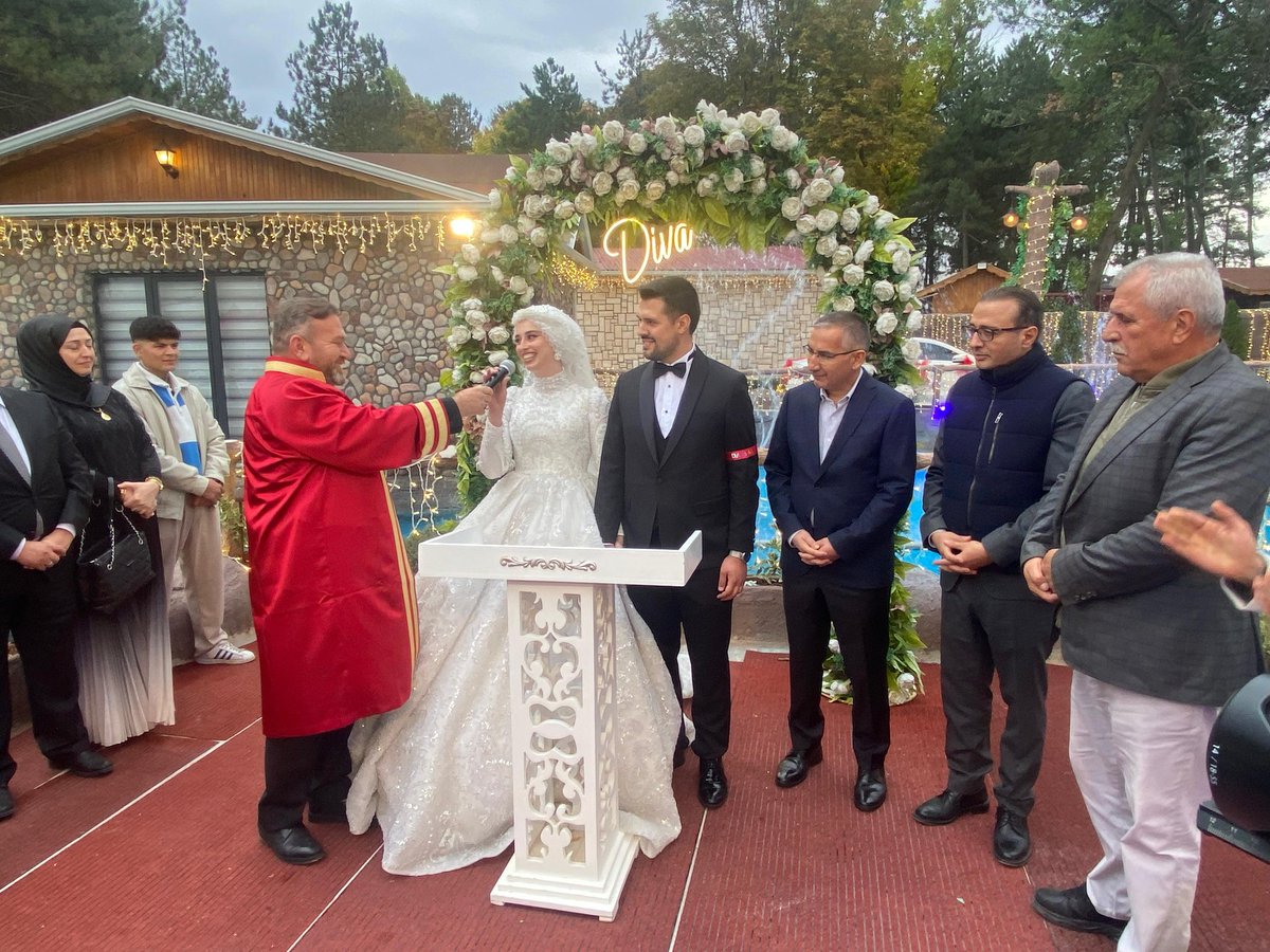 pursaklar_ank's tweet photo. Kaymakamımız Üzeyir Aziz Özeren Ziraat Bankası Saray Şube Müdürü Şaban Sayın'ın kızı Zeynep ile Ömer Faruk Kılıç'ın düğün merasimine katılarak nikah şahitleri oldu.
Sayın ve Kılıç ailelerine hayırlı olmasını dileriz. 
Bir ömür mutluluklar.💐 https://t.co/6hFDMoP3vU