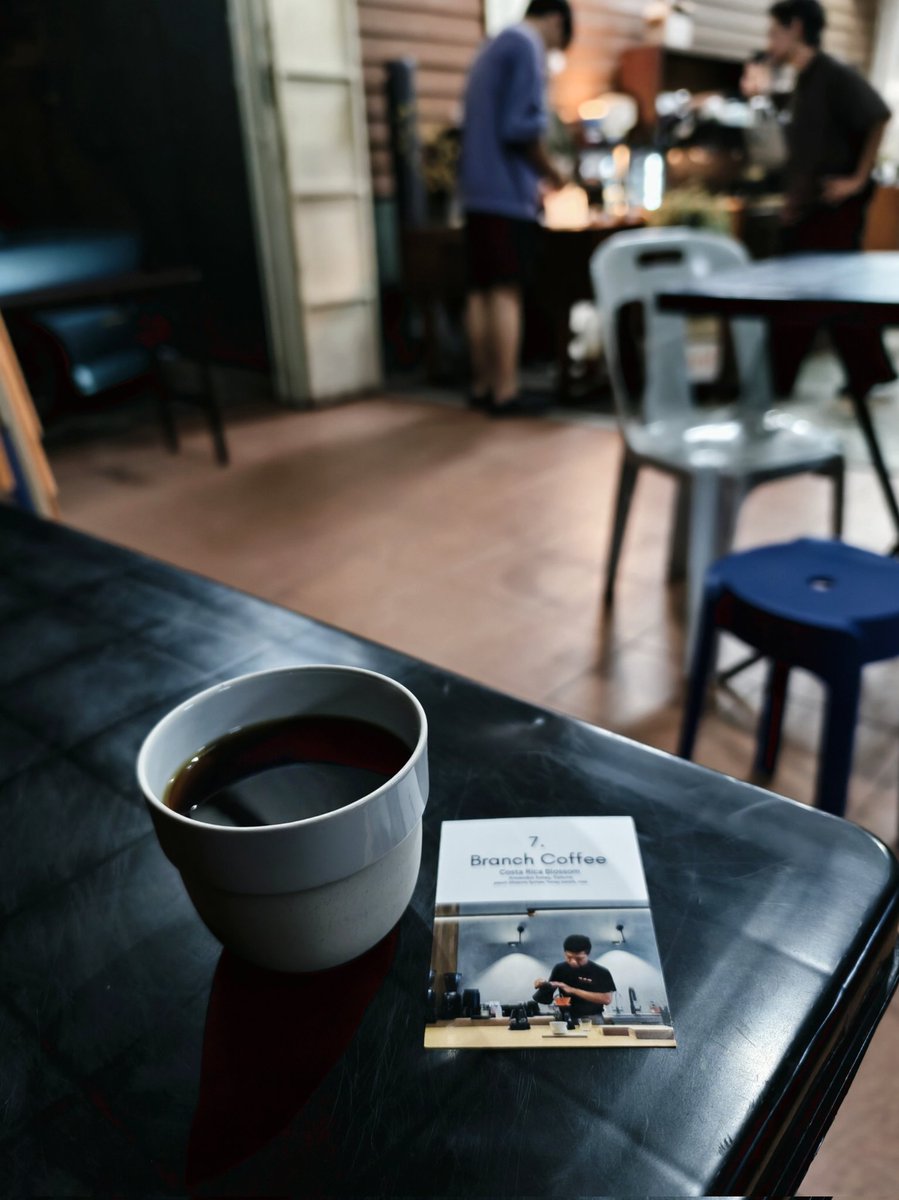 Mauu Coffee ini tak kejar buka tiap malam.

Waktu operasi biasa dari Subuh sampai tengah hari.

Dalam sebulan, mereka cuma buka dua malam saja untuk pelanggan lepak waktu malam.

Tapi bila dua malam itu datang, penuh meja dan kerusi.