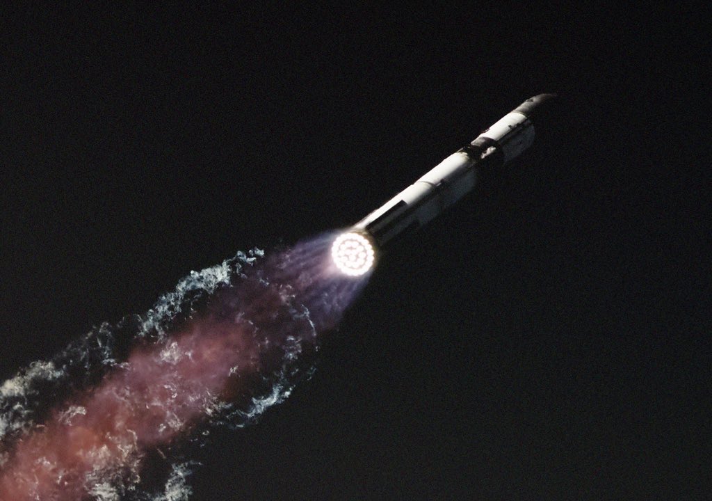 AJamesMcCarthy's tweet image. Did you know you can just come watch this thing fly?
When I got this flight 2 photo, nobody invited me. I didn’t have special permission. I didn’t know anybody down there. I just wanted to see it, so I saved for a flight and came.
It literally changed my life. You should come.