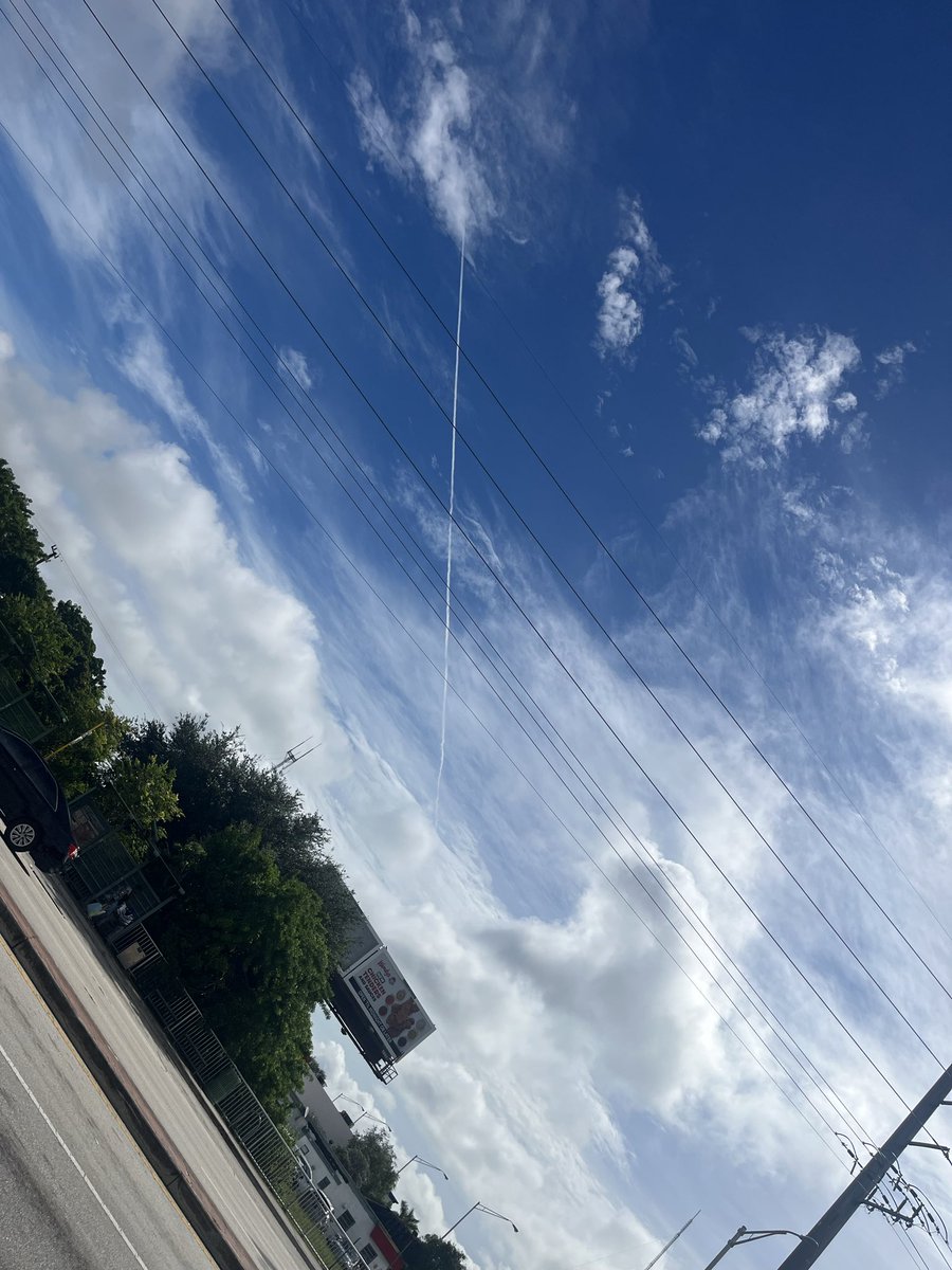 NatachaGuerra_'s tweet image. When was it that this was supposed to be banned??? Just took this picture in Hollywood, FL!!! Today! 11:20am @GovRonDeSantis @realDonaldTrump  #Chemtrails #StopGeoengineering