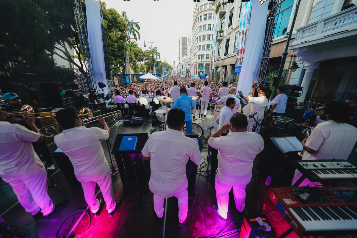 Guayasón nos dejó el corazón lleno de gratitud. 🩵
A cada emprendedor que soñó, a las familias que se pegaron el viaje, a los artistas que pusieron el alma en el escenario… gracias.
Gracias por creer, por acompañarnos y por hacer de esta fiesta un encuentro lleno de energía,